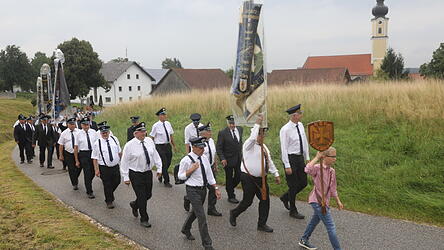 Der Festzug auf dem Weg zur Wallfahrtskirche Mariä Geburt.