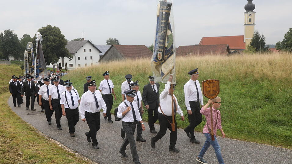 Der Festzug auf dem Weg zur Wallfahrtskirche Mariä Geburt. Der Festzug auf dem Weg zur Wallfahrtskirche Mariä Geburt.