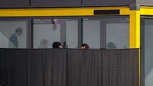 Zeitweise wurden Sichtschutzwände vor dem Angeklagten aufgestellt, weil die Zeugin ihm nicht ins Gesicht sehen wollte.