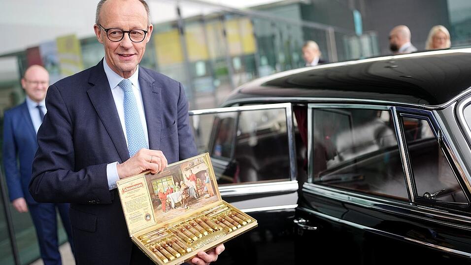 Kanzler und CDU-Chef Friedrich Merz inspiziert vor dem CDU-Parteitag in Stuttgart eine Limousine, wie sie der erste Kanzler Konrad Adenauer (CDU) zuletzt als Dienstkarosse genutzt hatte. Kanzler und CDU-Chef Friedrich Merz inspiziert vor dem CDU-Parteitag in Stuttgart eine Limousine, wie sie der erste Kanzler Konrad Adenauer (CDU) zuletzt als Dienstkarosse genutzt hatte.