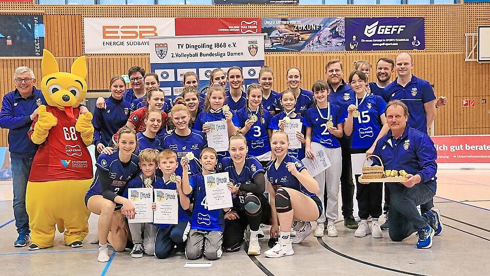 Auszeichnung für die 'Mini-Dingos' durch die 'großen Dingos' und die Vereinsverantwortlichen. Auszeichnung für die 'Mini-Dingos' durch die 'großen Dingos' und die Vereinsverantwortlichen.