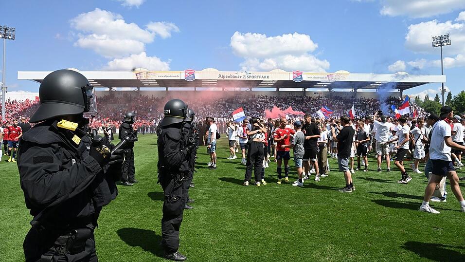 Der Sportpark Unterhaching ist wegen nicht ausreichenden Sicherheitskonzeptes von der Gemeinde gesperrt worden. Der Sportpark Unterhaching ist wegen nicht ausreichenden Sicherheitskonzeptes von der Gemeinde gesperrt worden.