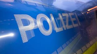 Die Polizei ist wegen einer Bedrohungslage an einer Schule im Einsatz. (Symbolbild) Die Polizei ist wegen einer Bedrohungslage an einer Schule im Einsatz. (Symbolbild)