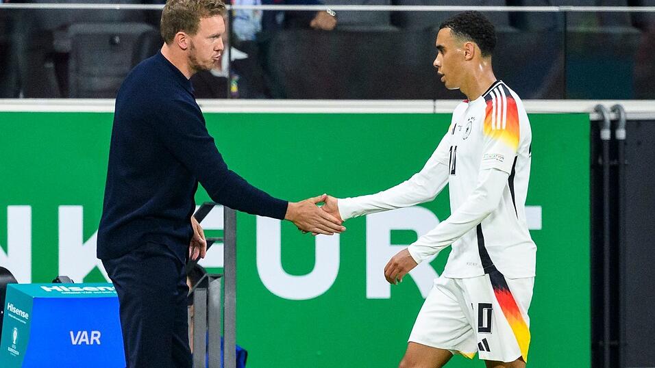 Julian Nagelsmann muss noch warten, bis er Jamal Musiala wieder im Kreis der Nationalmannschaft begr&uuml;&szlig;en kann. (Archivbild)