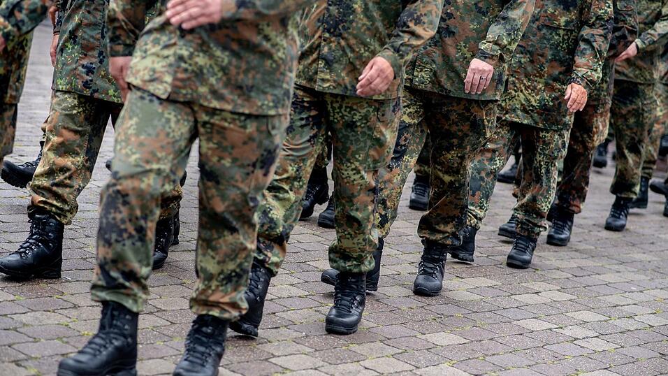 Reservisten der Bundeswehr marschieren. Reservisten der Bundeswehr marschieren.