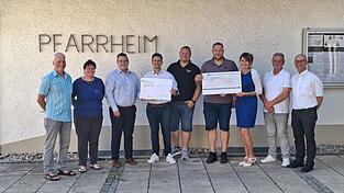 Freuen sich über die Spenden: (v.l.) Herbert Fuchs (Kirchenpfleger), Marianne Englmeier (Büchereileiterin), Michael Süß (Sparkasse), Florian Wenig (Fa. Linhardt), Marco Tremmel (Aufzüge Tremmel) , Sylvia Seitz (Genobank), Thomas Reitmeier (Digitech) und Pfarrer Tobias Magerl. Freuen sich über die Spenden: (v.l.) Herbert Fuchs (Kirchenpfleger), Marianne Englmeier (Büchereileiterin), Michael Süß (Sparkasse), Florian Wenig (Fa. Linhardt), Marco Tremmel (Aufzüge Tremmel) , Sylvia Seitz (Genobank), Thomas Reitmeier (Digitech) und Pfarrer Tobias Magerl.