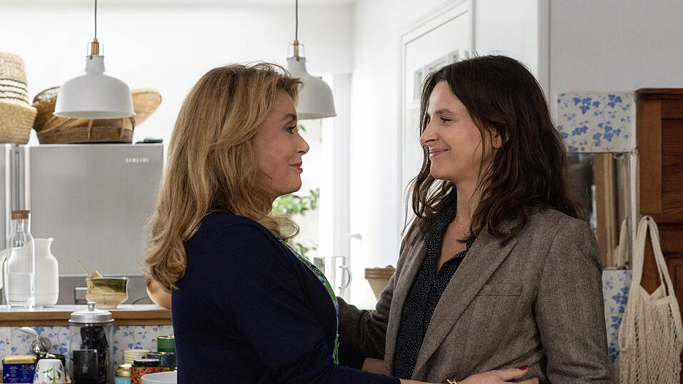 'La Vérité' von Regisseur Hirokazu Kore-eda mit Catherine Deneuve (links) und Juliette Binoche eröffnet an diesem Mittwoch (28. August) die 76. Internationalen Filmfestspiele in Venedig.