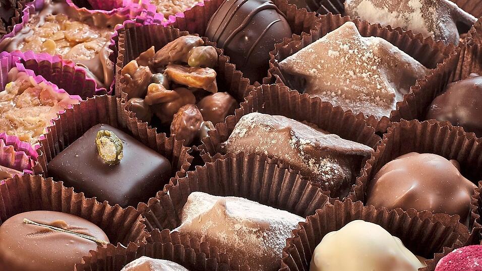 Eine süße Versuchung: hier präsentieren sich feinherbe Pralinen mit Pistazie, weiße Schokostückchen mit fruchtigem Innenleben und Mandelblättchen mit Karamellüberzug. Eine süße Versuchung: hier präsentieren sich feinherbe Pralinen mit Pistazie, weiße Schokostückchen mit fruchtigem Innenleben und Mandelblättchen mit Karamellüberzug.