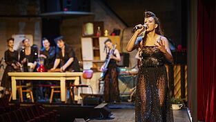 Lola (Theresa Weihmayr, rechts) und Fr&auml;ulein Hettich (Judith Nebel, Zweite von links)