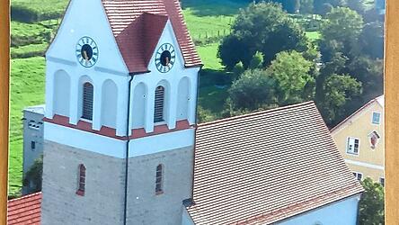 Die Pfarrkirche St. Georg in Pötzmes mit dem renovierungsbedürftigen Glockenstuhl.