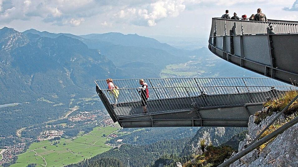 Einen imposanten Ausblick hat man von dieser Aussichtsplattform auf der Alpspitze.