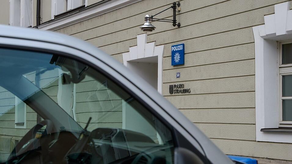 Auf dem Parkplatz eines Supermarkts in Straubing wurde ein 13-Jähriger mit einem Messer bedroht. Die Polizei ermittelt. (Symbolbild)