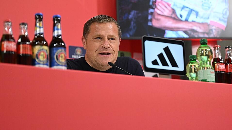 Sportvorstand Eberl bei der Diaz-Vorstellung.