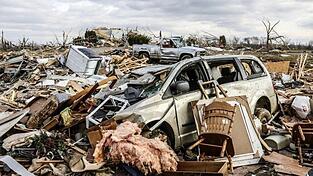 Besch&auml;digte Fahrzeuge und pers&ouml;nliches Eigentum sind &uuml;ber ein weites Gebiet entlang der Kentucky 81 in Bremen, Kentucky, verstreut.