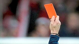 Auf dem Spielfeld haben Schiedsrichter unter anderem durch einen Platzverweis die M&ouml;glichkeit, gef&auml;hrliche oder unfaire Attacken zu bestrafen. Wenn sie selbst bedroht oder gar angegriffen werden, ist das immer &ouml;fter ein Fall f&uuml;r Polizei und Justiz.