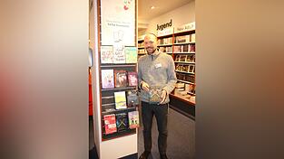 Bernd Kühne leitet die Straubinger Rupprechtfiliale, in der Kunden auch die neuesten Buchempfehlungen aus den Sozialen Medien finden. Bernd Kühne leitet die Straubinger Rupprechtfiliale, in der Kunden auch die neuesten Buchempfehlungen aus den Sozialen Medien finden.