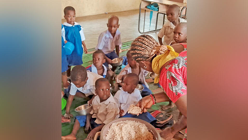 Wenn Schulspeisung ist, fehlt kein einziges Kind. Eine Mahlzeit am Tag ist keine Selbstverständlichkeit für arme Kinder im nigerianischen Amorka, die eine staatliche Schule besuchen. Der Rotary Club Straubing-Gäuboden hat Maßstäbe gesetzt. Wenn Schulspeisung ist, fehlt kein einziges Kind. Eine Mahlzeit am Tag ist keine Selbstverständlichkeit für arme Kinder im nigerianischen Amorka, die eine staatliche Schule besuchen. Der Rotary Club Straubing-Gäuboden hat Maßstäbe gesetzt.