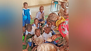Wenn Schulspeisung ist, fehlt kein einziges Kind. Eine Mahlzeit am Tag ist keine Selbstverständlichkeit für arme Kinder im nigerianischen Amorka, die eine staatliche Schule besuchen. Der Rotary Club Straubing-Gäuboden hat Maßstäbe gesetzt.