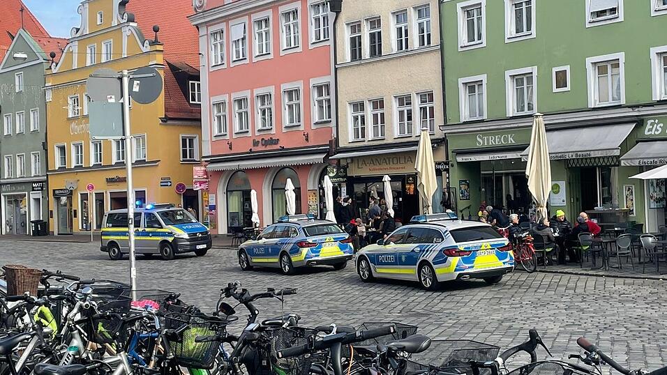 Da sich die Diebin gegen das Festhalten durch eine Mitarbeiterin des Geschäfts laut Polizei erheblich gewehrt hatte, seien zunächst vier Streifen alarmiert worden. Da sich die Diebin gegen das Festhalten durch eine Mitarbeiterin des Geschäfts laut Polizei erheblich gewehrt hatte, seien zunächst vier Streifen alarmiert worden.