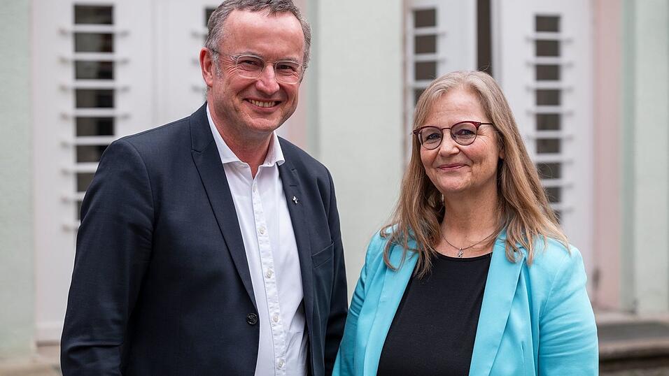 Landesbischof Christian Koppl (l.) und Synodalpr&auml;sidentin Tanja Keller geh&ouml;ren zum Spitzenpersonal der evangelischen Kirche in Bayern.