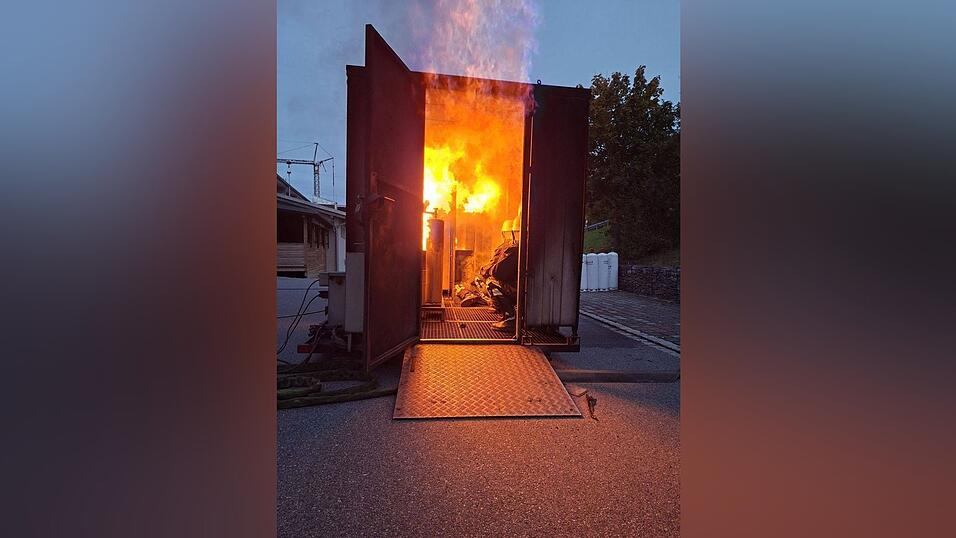 Bis zu 800 Grad ist es in dem Container heiß. Bis zu 800 Grad ist es in dem Container heiß.