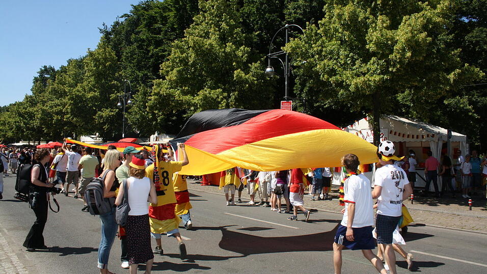 Christian Fertl war am Sonntag auf der Fanmeile in Berlin und erlebte dort das Achtelfinale gegen England auf Gro&szlig;leinwand.