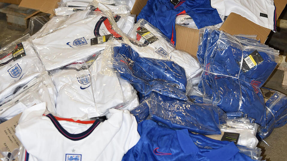 Bei den Waren, die das Hauptzollamt Landshut beschlagnahmte, handelte es sich vorwiegend um Schuhe und Kleidung aus der Türkei und China. Bei den Waren, die das Hauptzollamt Landshut beschlagnahmte, handelte es sich vorwiegend um Schuhe und Kleidung aus der Türkei und China.