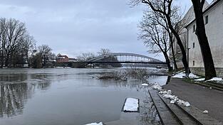 Am Herzogschloss ist ein deutlicher Anstieg der Donau zu erkennen.