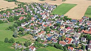 Luftaufnahme von Oberisling: Mittig ist die Kirche zu sehen, umgeben von letzten Ruhestätten. Im südlichen Stadtteil von Regensburg sind die Gräber ausgegangen.