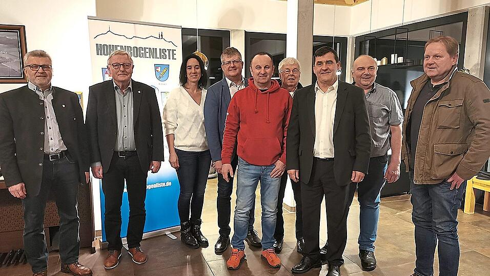 Amtierende B&uuml;rgermeister und B&uuml;rgermeisterkandidaten der Hohenbogenliste im Austausch mit Nicole Traurig und Gerhard Traurig (5.v.l.)
