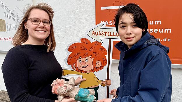 Stie&szlig; bei ihrer Recherche auf die verschwundene Pumuckl-Figur und brachte sie im Landshut-Museum vorbei: LZ-Praktikantin Yvonne Laczay (rechts) mit Verena Linseis-Meier von den Museen der Stadt Landshut, die sich sehr &uuml;ber den Fund der Figur freute.