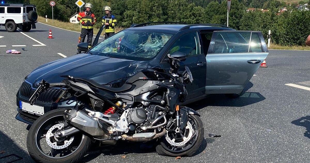 Auto kollidiert in Kötzting mit Motorrad: Biker mittelschwer verletzt