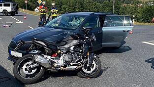 Im Bereich der Kreuzung in Höhe Egern kam es zu einem Verkehrsunfall zwischen einem Motorrad und einem Auto. Im Bereich der Kreuzung in Höhe Egern kam es zu einem Verkehrsunfall zwischen einem Motorrad und einem Auto.