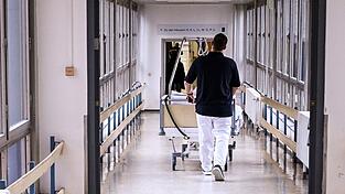 Essstörungen sind eine ernste Krankheit, teilweise müssen Patientinnen und Patienten im Krankenhaus behandelt werden. (Symbolbild)