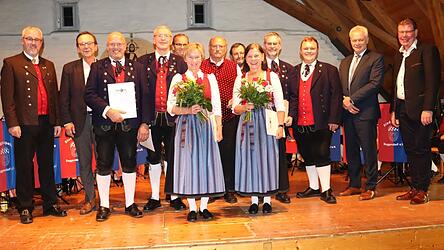 Mit der goldenen Ehrennadel des Musikbundes Ober- und Niederbayern wurden Michael Probst (ab 3. v.l.), Alfons Hauner, Josef Engl, Sylvia Hauner, Josef Muhr, Robert Strasser, Lidwina Muhr und August Wanninger ausgezeichnet. Es gratulierten Laudator Hans Greil (l.), Bürgermeister Franz Wittmann (2.v.l.), Bezirksvorsitzender Andreas Meusel (v.r.), Bundesminister Alois Rainer und Stadtkapellenchef Thomas Schnitzbauer