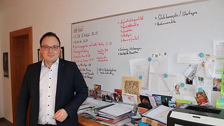 Auf einem Whiteboard skizziert beh&auml;lt B&uuml;rgermeister Martin Stoiber einen &Uuml;berblick &uuml;ber die wichtigsten Ma&szlig;nahmen im kommenden Jahr.