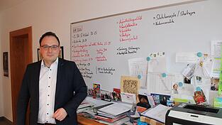 Auf einem Whiteboard skizziert beh&auml;lt B&uuml;rgermeister Martin Stoiber einen &Uuml;berblick &uuml;ber die wichtigsten Ma&szlig;nahmen im kommenden Jahr.