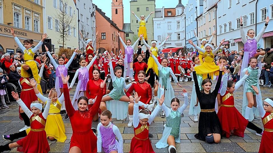 Die Narrhalla pr&auml;sentierte wieder ihr Programm auf dem Vilsbiburger Stadtplatz.