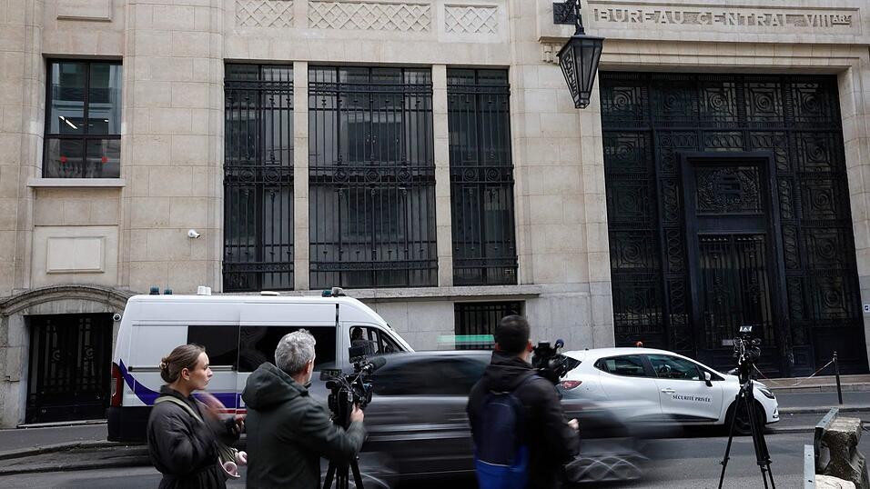 Bei einem Anschlagsversuch auf eine US-Bank in Paris wurden drei Verd&auml;chtige festgenommen.
