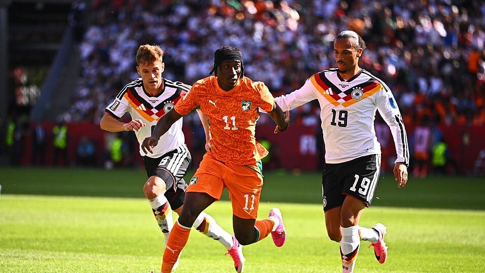Joshua Kimmich (l.) wird weiter f&uuml;r die Nationalmannschaft spielen. Doch was wird aus Leroy San&eacute; (r.)? (Archivbild)