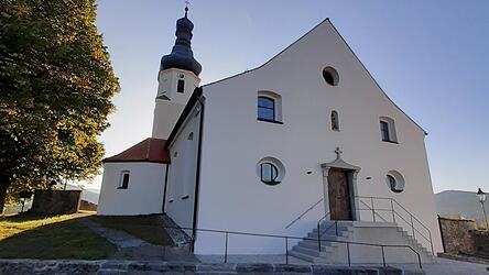Die Pfingstreiterkirche in Steinb&uuml;hl. Die Sch&auml;den durch den verheerenden Blitz in der Pfingstwoche sind alle behoben und bezahlt.