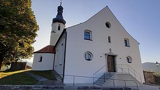 Die Pfingstreiterkirche in Steinb&uuml;hl. Die Sch&auml;den durch den verheerenden Blitz in der Pfingstwoche sind alle behoben und bezahlt.