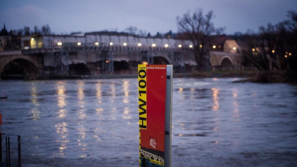 Regensburg bereitet sich auf das Hochwasser vor.