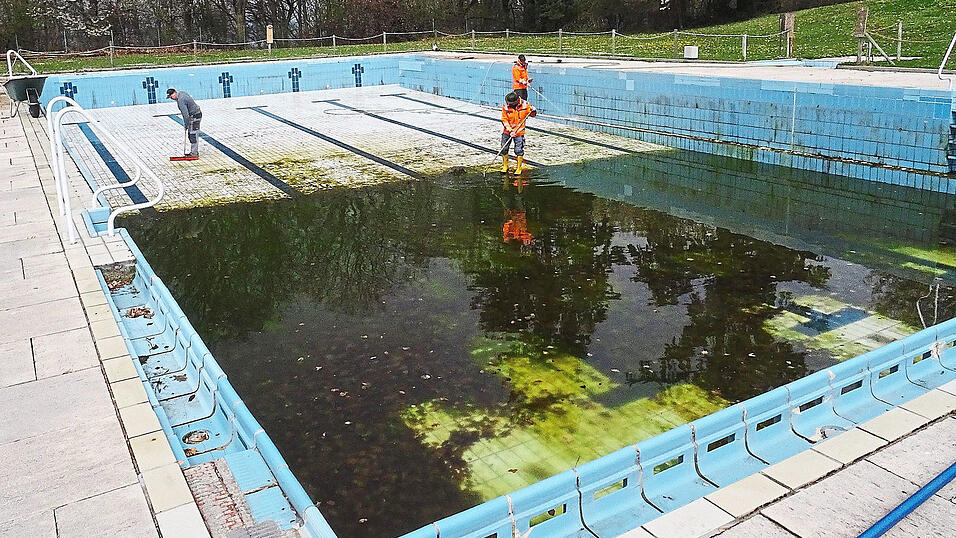 Wird fit gemacht für die Saison: Das Freibad in Tegernbach. Die fleißigen Mitarbeiter des Bauhofes beginnen mit den Arbeiten, um fertig zu sein, wenn die Behörden die Öffnung erlauben. Wird fit gemacht für die Saison: Das Freibad in Tegernbach. Die fleißigen Mitarbeiter des Bauhofes beginnen mit den Arbeiten, um fertig zu sein, wenn die Behörden die Öffnung erlauben.