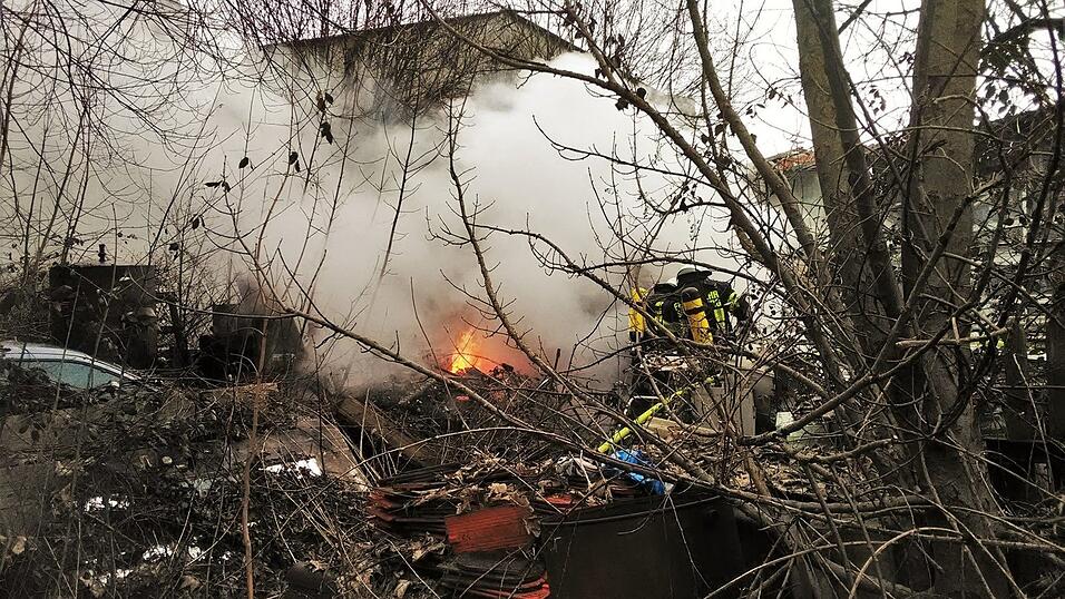 Flammen loderten aus dem Fahrzeug.