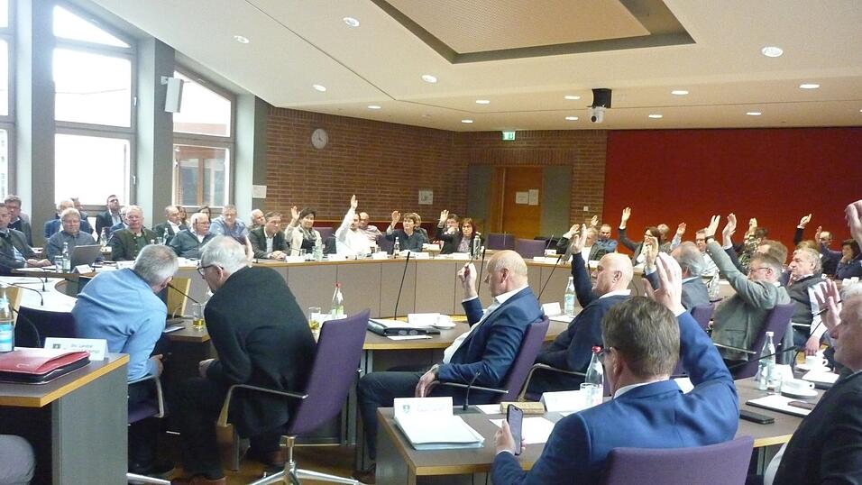 Eine Abstimmung im Kreistag. Was in politischen Gremien passiert, kann offenbar schon f&uuml;r Kinder durchaus interessant sein.