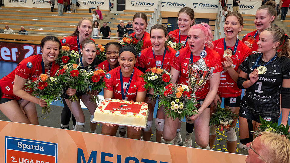 Blumen, Torte, Goldmedaillen und der &bdquo;Pott&ldquo;: Die M&auml;dels der Roten Raben Vilsbiburg bejubeln nach der Meister-Kr&ouml;nung vor &uuml;ber 1.500 Fans in der Ballsporthalle den Titelgewinn in der 2. Liga Pro. Jetzt fehlt blo&szlig; noch die Lizenz f&uuml;rs deutsche Volleyball-Oberhaus.