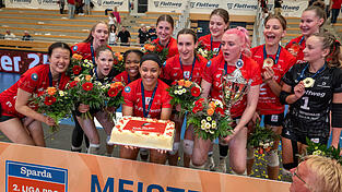 Blumen, Torte, Goldmedaillen und der &bdquo;Pott&ldquo;: Die M&auml;dels der Roten Raben Vilsbiburg bejubeln nach der Meister-Kr&ouml;nung vor &uuml;ber 1.500 Fans in der Ballsporthalle den Titelgewinn in der 2. Liga Pro. Jetzt fehlt blo&szlig; noch die Lizenz f&uuml;rs deutsche Volleyball-Oberhaus.