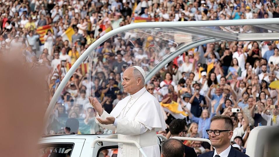 Rund 40.000 überwiegend junge Menschen begrüßten Papst Leo XIV. im Olympiastadion von Barcelona mit Riesenapplaus. Rund 40.000 überwiegend junge Menschen begrüßten Papst Leo XIV. im Olympiastadion von Barcelona mit Riesenapplaus.