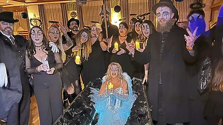 Der erste Preis bei der Prämierung: der Todesengel im Sarg und seine Gefolgschaft.